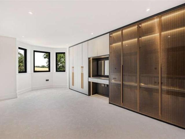 House for sale in Heol-las, Surrey