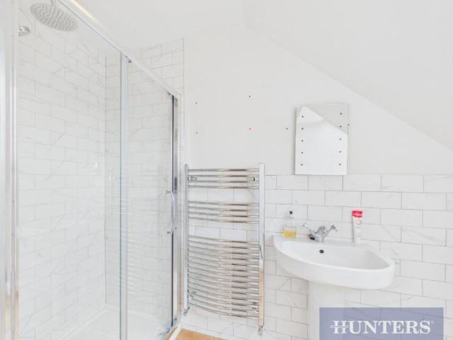 House for sale in Cayton