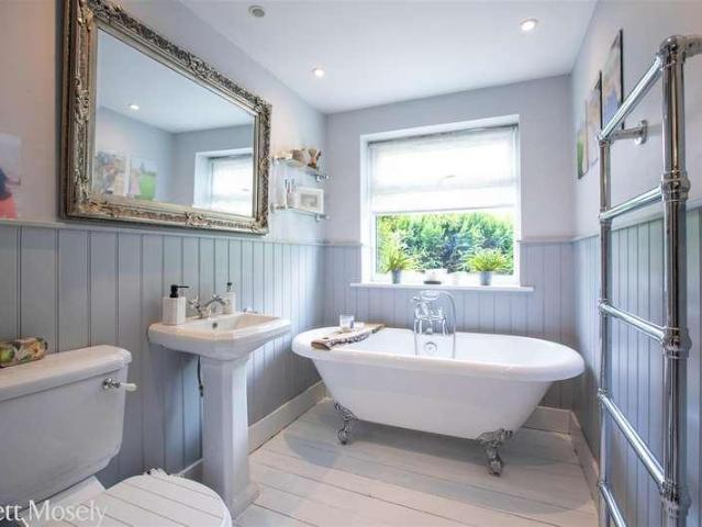 House for sale in Hillview, Surrey