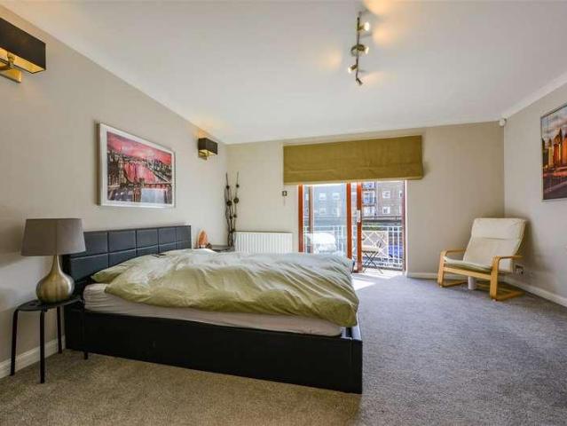 House for sale in Ratcliffe, Greater London