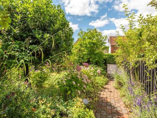 House for sale in Fole, Surrey