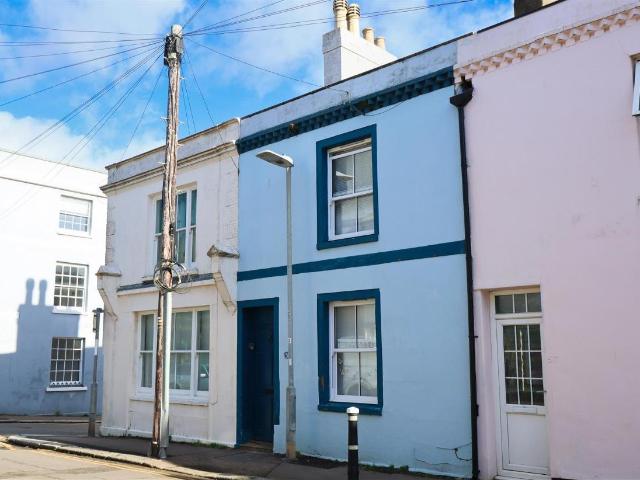 House for sale in Bohemia, Guestling Green