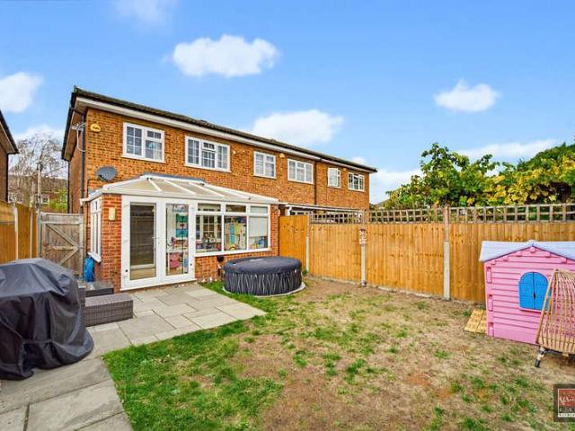 House for sale in Chattern Hill, Spelthorne