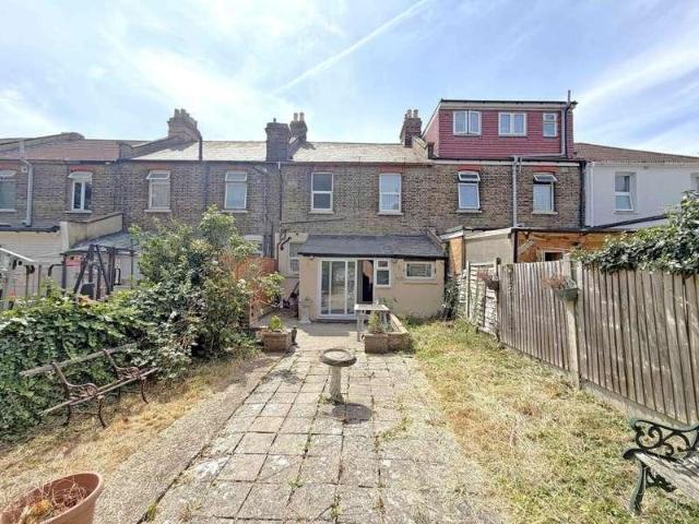 House for sale in Seven Kings, Greater London