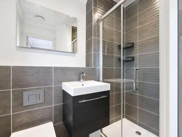 House for sale in Tattenham Corner, Red Hill