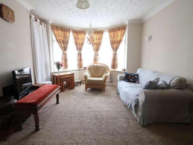 House for sale in Spring Park, Luton