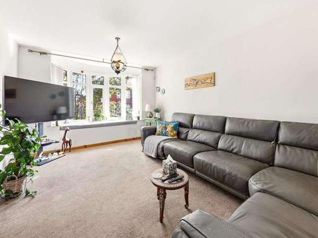 House for sale in Hollin Park, Leeds
