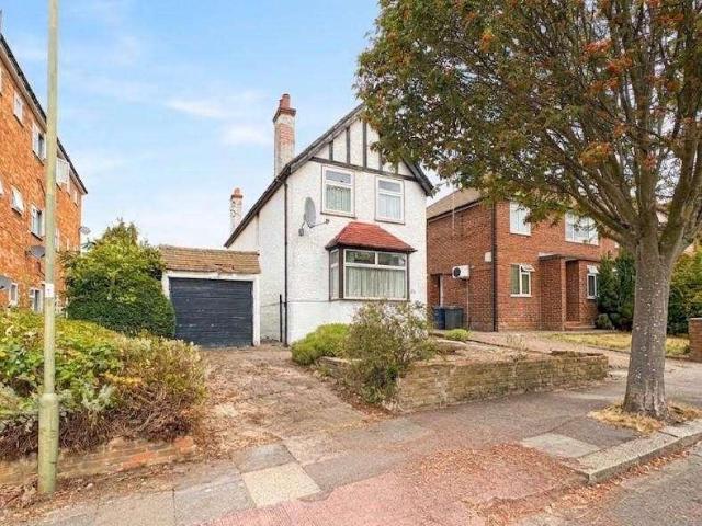 House for sale in Mill Hill, Greater London