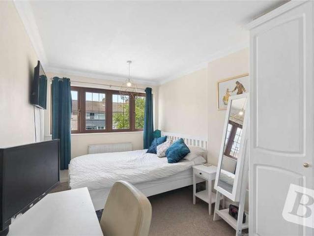 House for sale in Pilgrims' Hatch, Navestock Side
