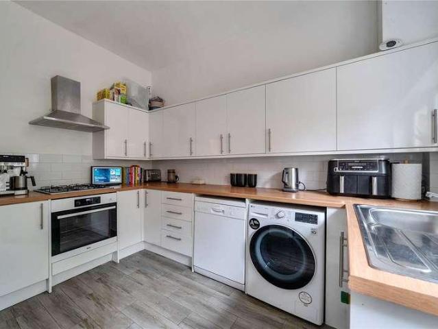 House for sale in Heol-las, Surrey
