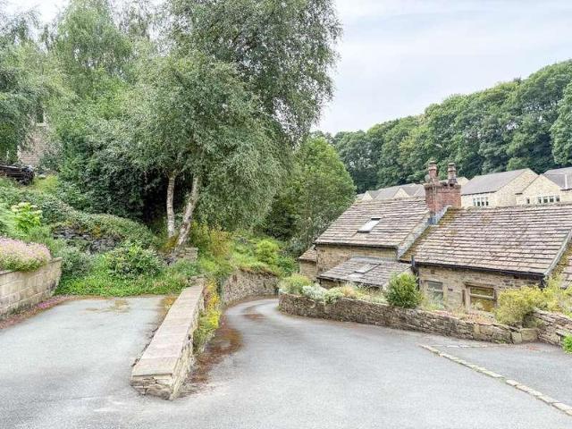 House for sale in Holmfirth, Honley