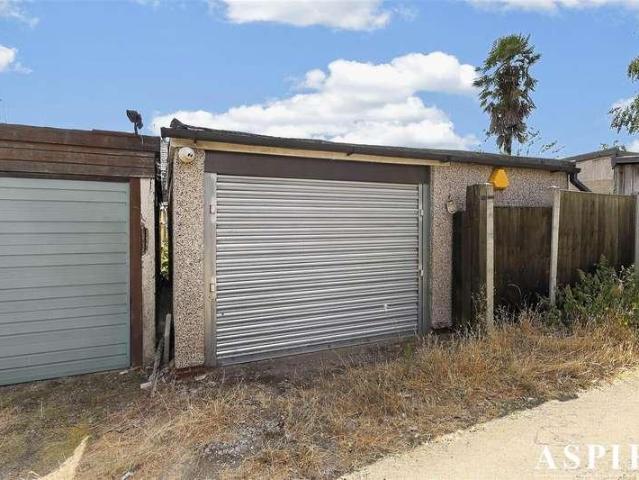 House for sale in Stanford-le-hope, Essex