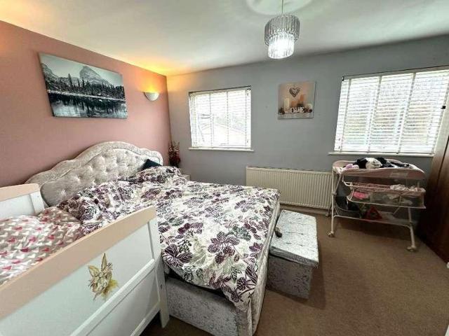 House for sale in Spring Park, Luton