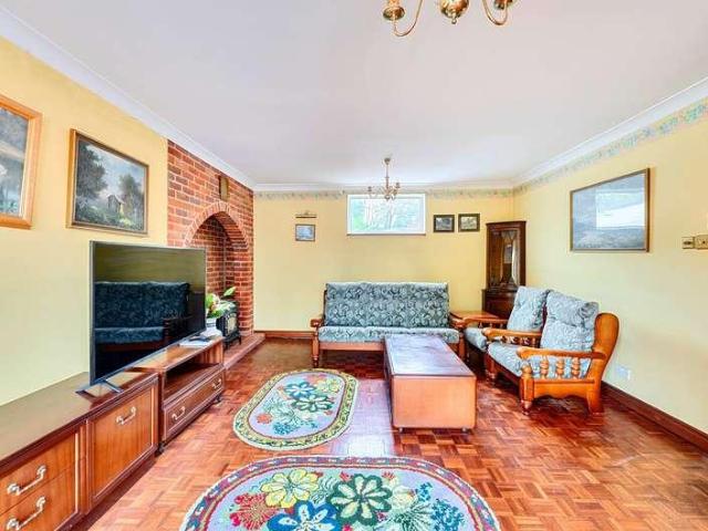 House for sale in Woodside Estate, Houghton Regis