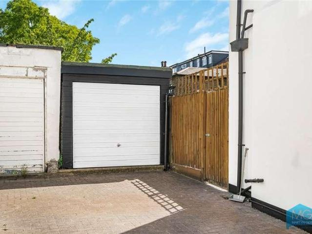 House for sale in West Finchley, Greater London