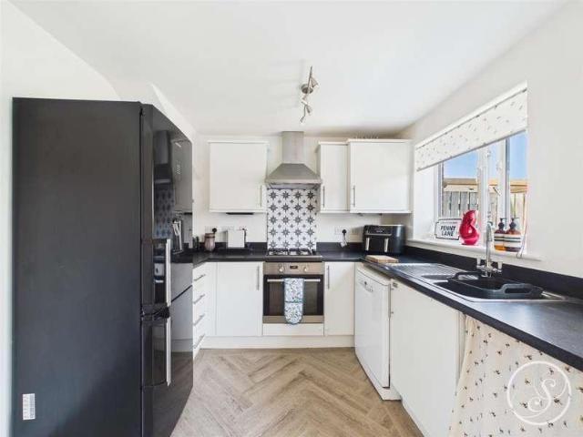 House for sale in Whinmoor, West Yorkshire