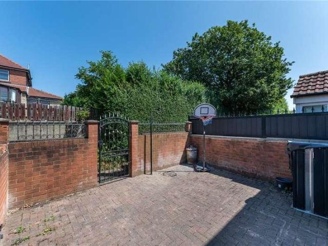 House for sale in Middleton, West Yorkshire