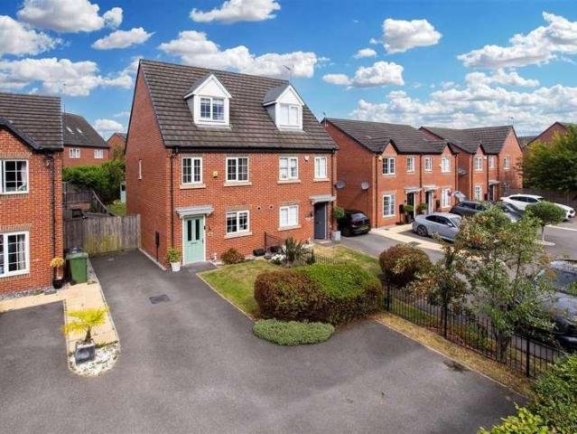 House for sale in Scholes, West Yorkshire