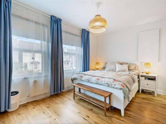 Flat for sale in Red Hill, Surrey