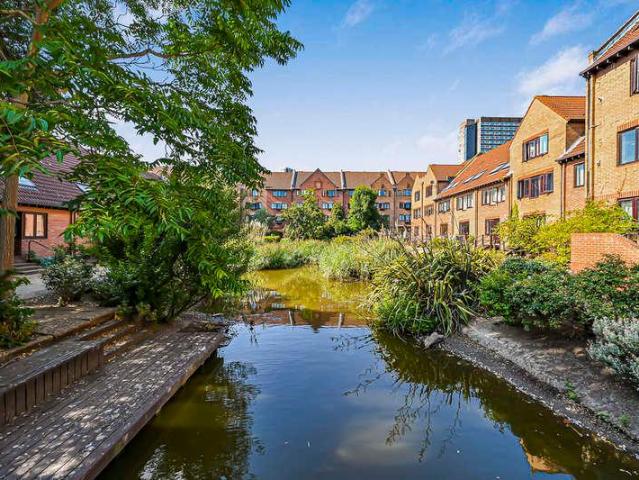 House for sale in London Yard, Isle Of Dogs
