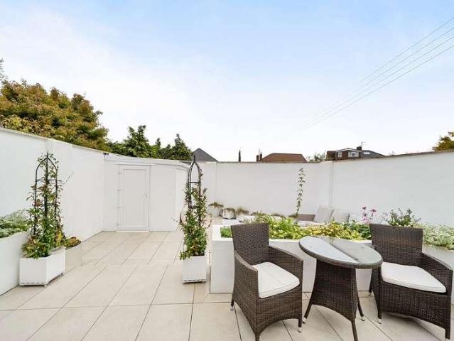 House for sale in Kingswood