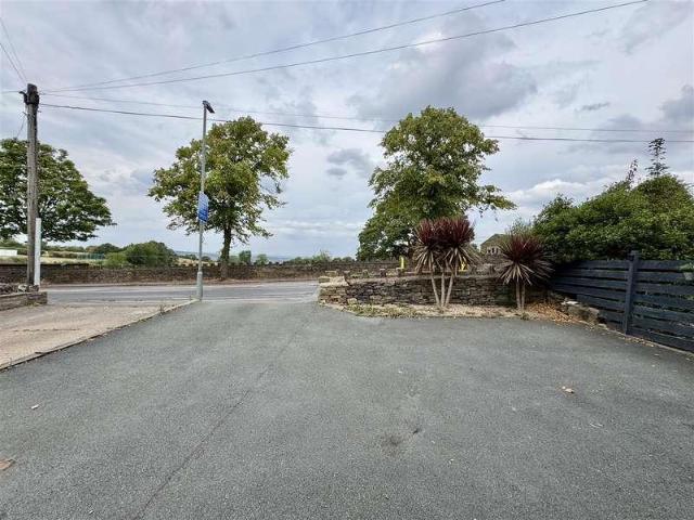 House for sale in Almondbury, West Yorkshire