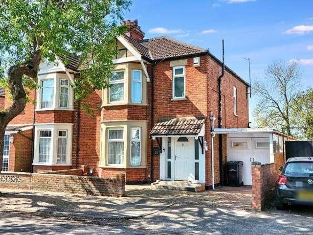 House for sale in Queens Park, Bedford