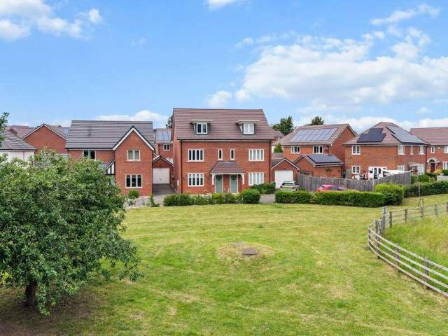 House for sale in Dines Green, Worcestershire