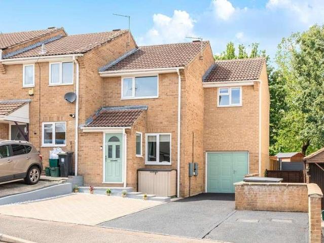 House for sale in Kingswood
