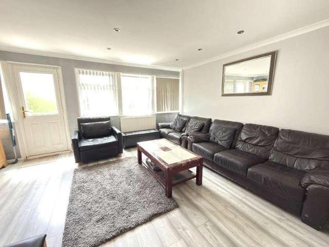 House for sale in Marsh Farm, Luton