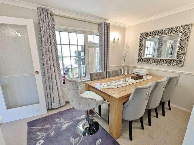 House for sale in West End, Heol-las