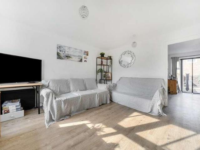 House for sale in Burstow, Hillview
