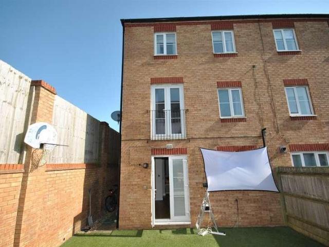 House for sale in Upton