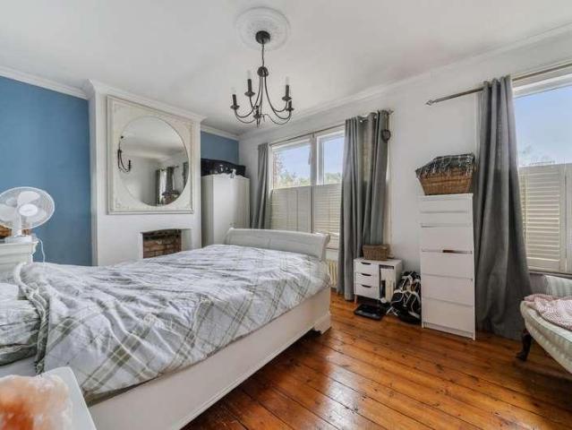House for sale in Heol-las, Surrey