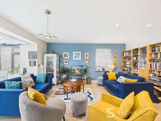 House for sale in Tattenham Corner, Red Hill