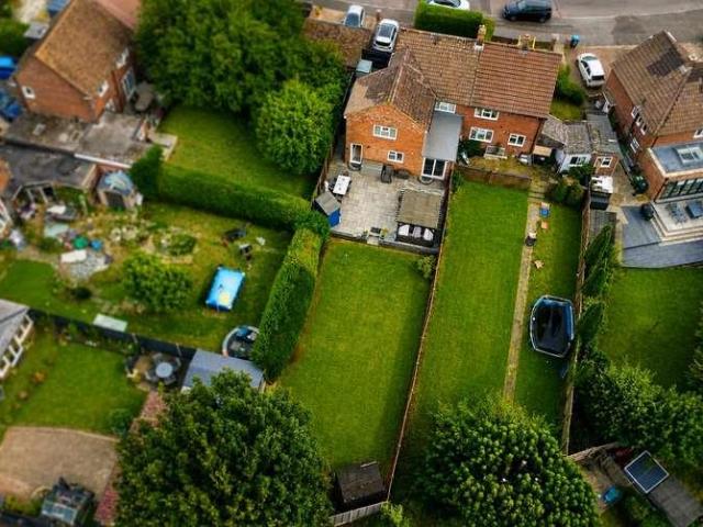 House for sale in Bennetts End, Pouchen End