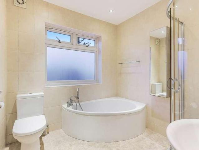 House for sale in Bowes, Greater London