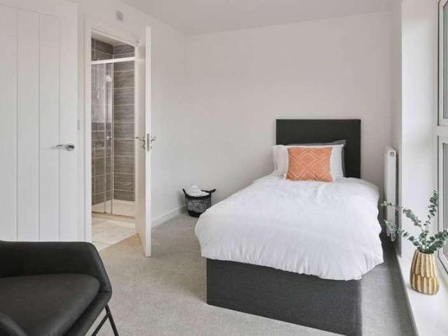 House for sale in Dee Park, Reading