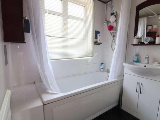 House for sale in Spring Park, Luton