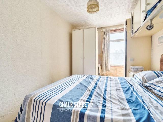 House for sale in Barking, Thames View