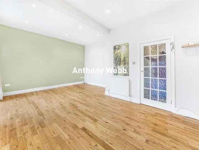 House for sale in Bowes, Greater London