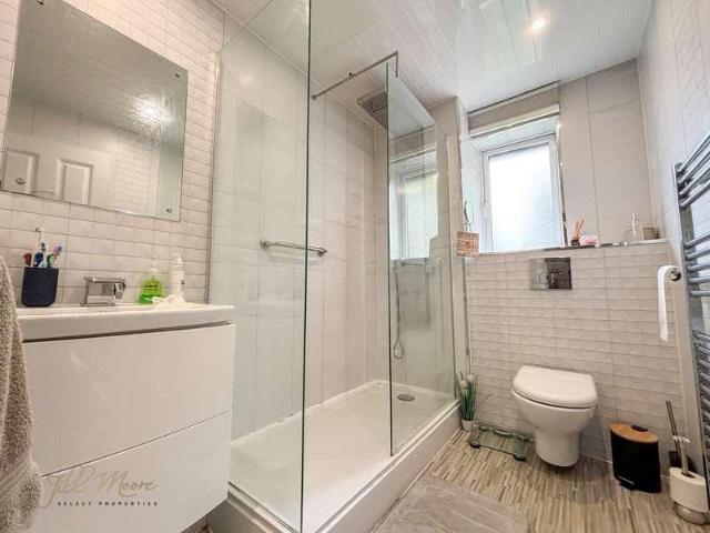 House for sale in Oxclose, Washington