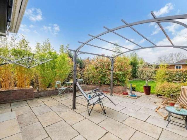 House for sale in Stoneleigh, Ewell