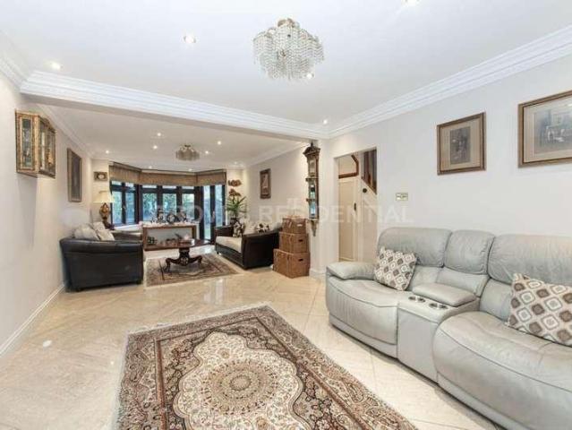 House for sale in New Malden, Greater London