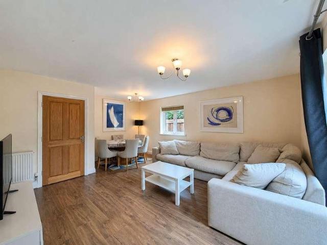 House for sale in Caterham on the Hill, Hillview
