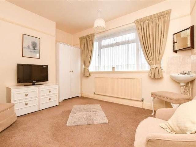 House for sale in Woodhatch, Red Hill