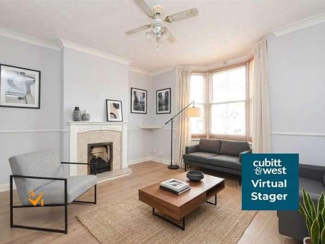 House for sale in Woodhatch, Red Hill
