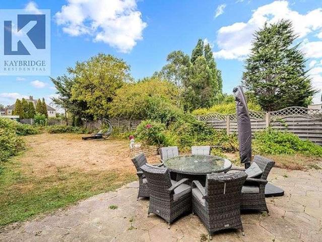 House for sale in Stoneleigh, Ewell