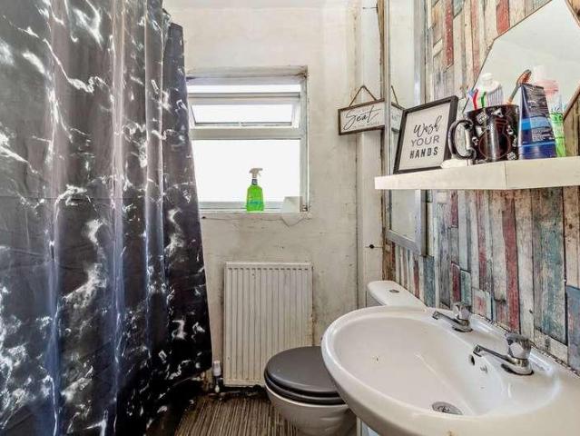 House for sale in Leigh, Hope Carr