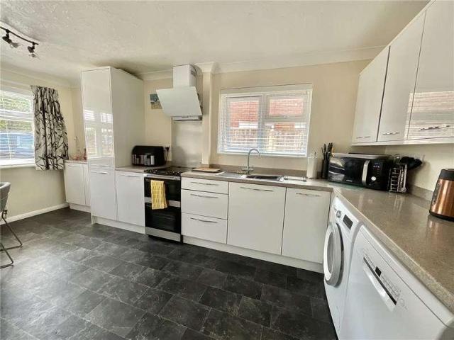 House for sale in Highcliffe and Walkford, Highcliffe-on-Sea